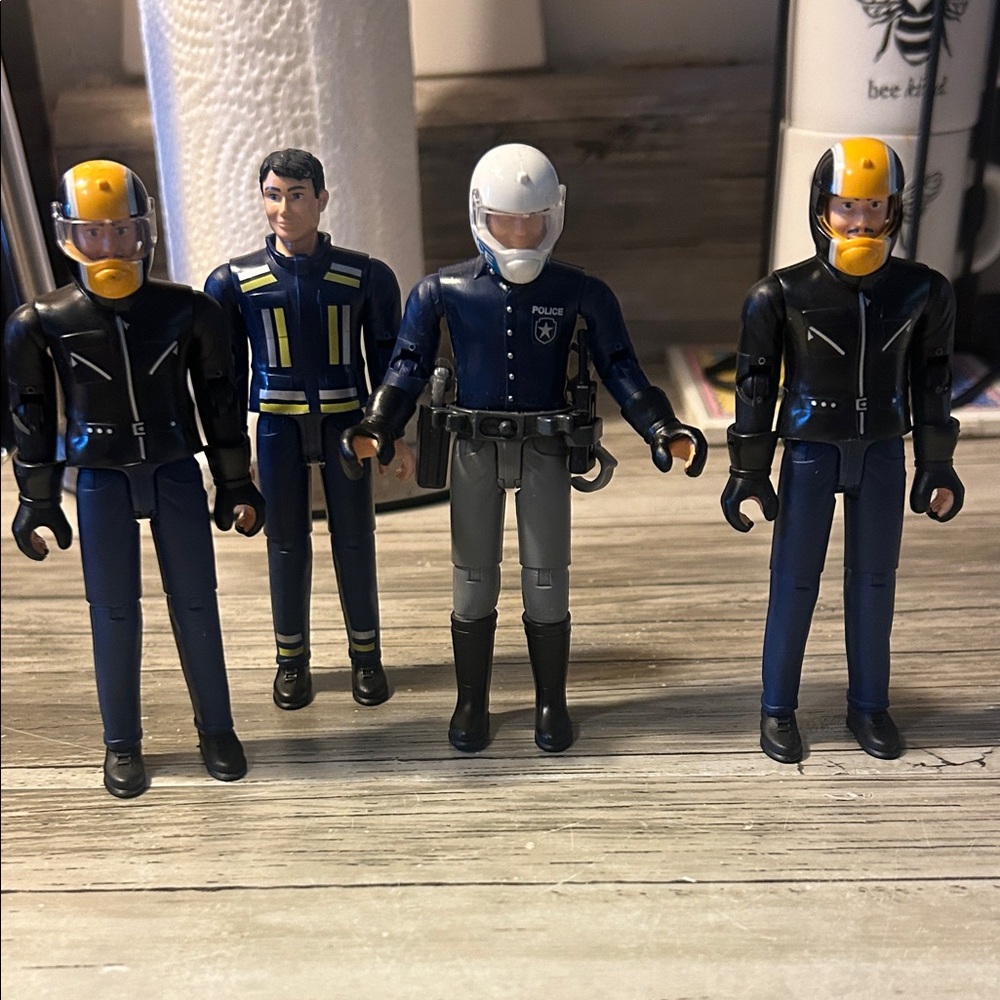 Set of 4 Action Figures with Helmets and Uniforms